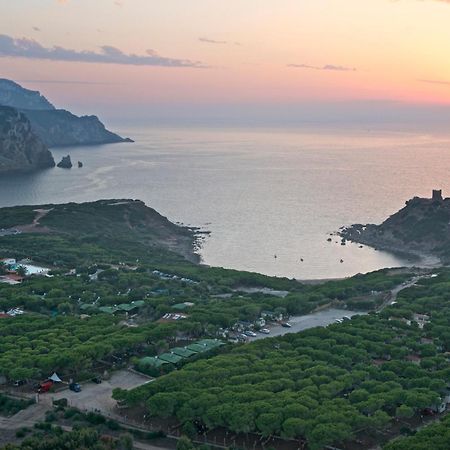 Villaggio Camping Torre Del Porticciolo Порто-Конте Екстер'єр фото