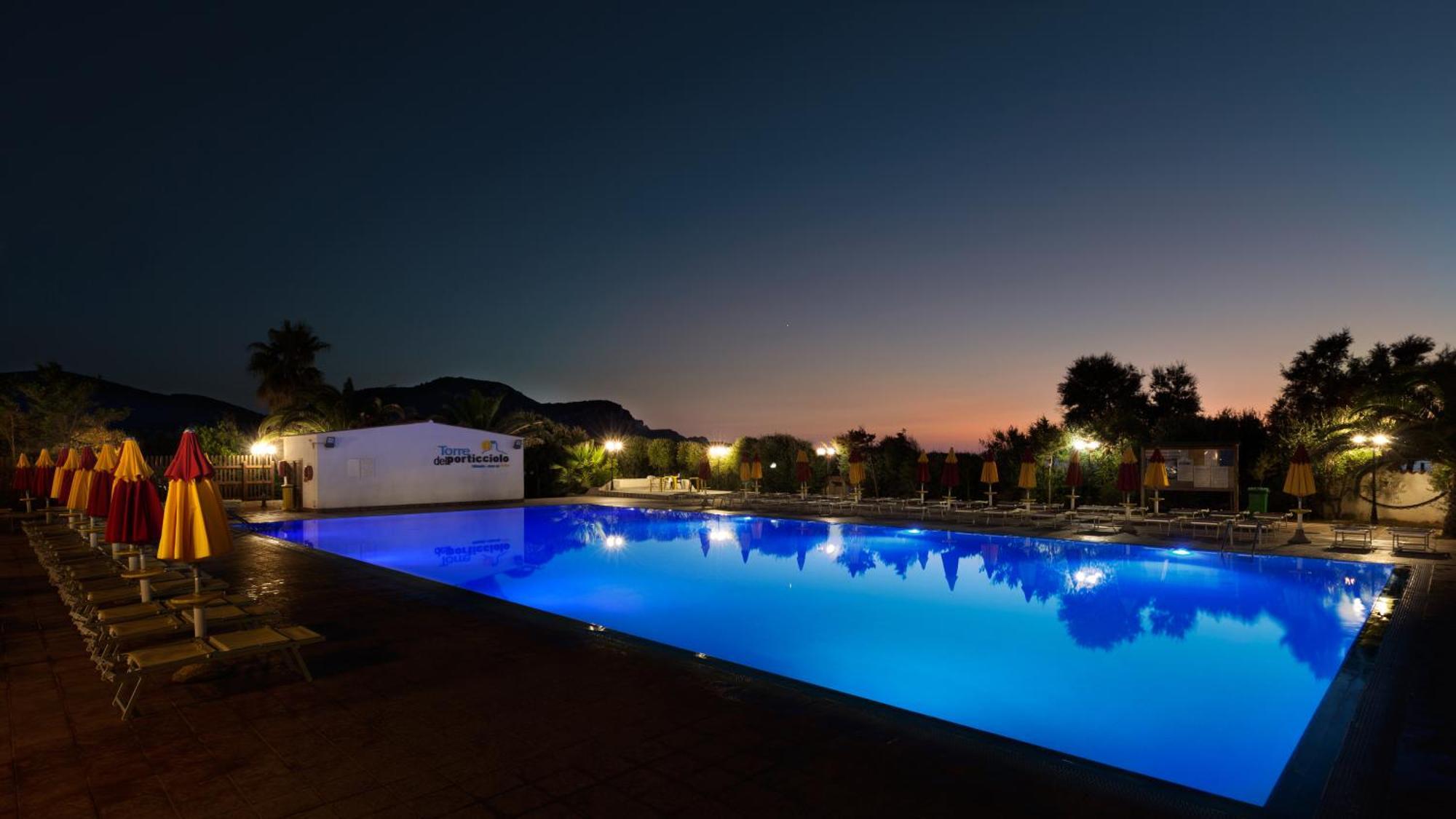 Villaggio Camping Torre Del Porticciolo Порто-Конте Екстер'єр фото