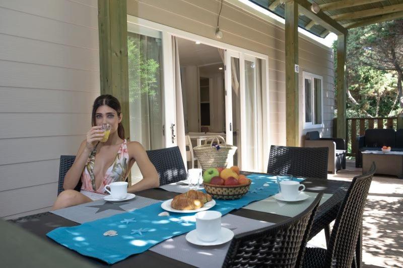Villaggio Camping Torre Del Porticciolo Порто-Конте Екстер'єр фото